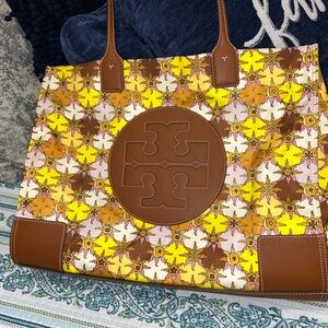 Used like new Tory Burch Tote Large size
